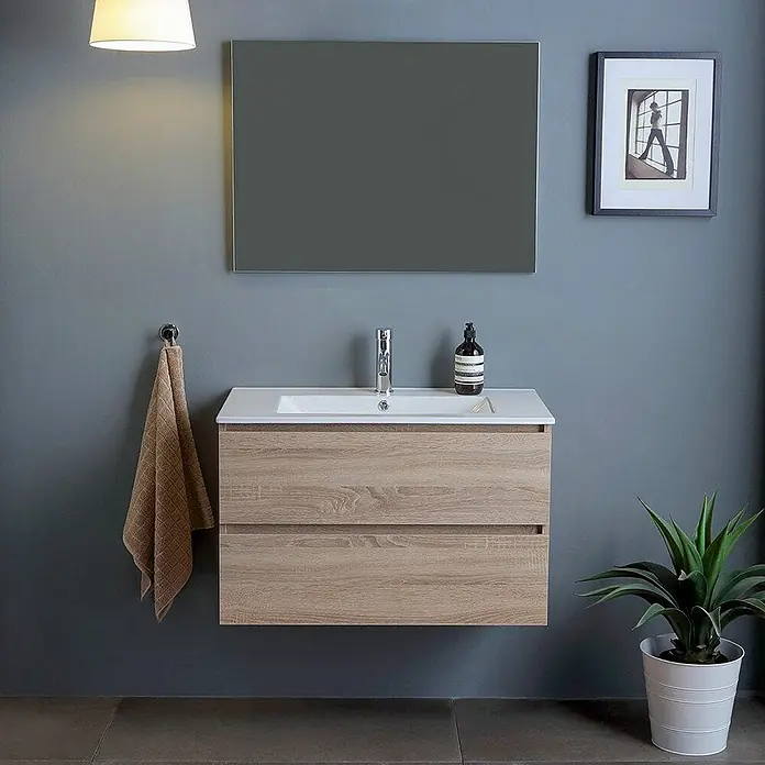 Kiamami Valentina Badmöbel-Set - Braun - Hängender Badunterschrank aus hellem Holz mit zwei Schubladen, weißem Waschbecken und Chromarmatur.