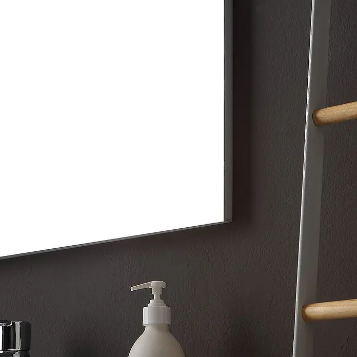Kiamami Valentina Badmöbel-Set - Beige - Weißer beleuchteter Spiegel über einem weißen Seifenspender und einer weißen Handtuchleiter mit Holzsprossen in einem modernen Badezimmer.