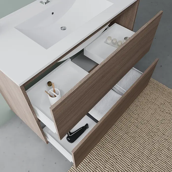 Kiamami Valentina Badmöbel-Set - Holz mittel - Badezimmerschrank aus Holz mit weißer Arbeitsplatte und Waschbecken, offene Schubladen mit Toilettenartikeln und Handtüchern.