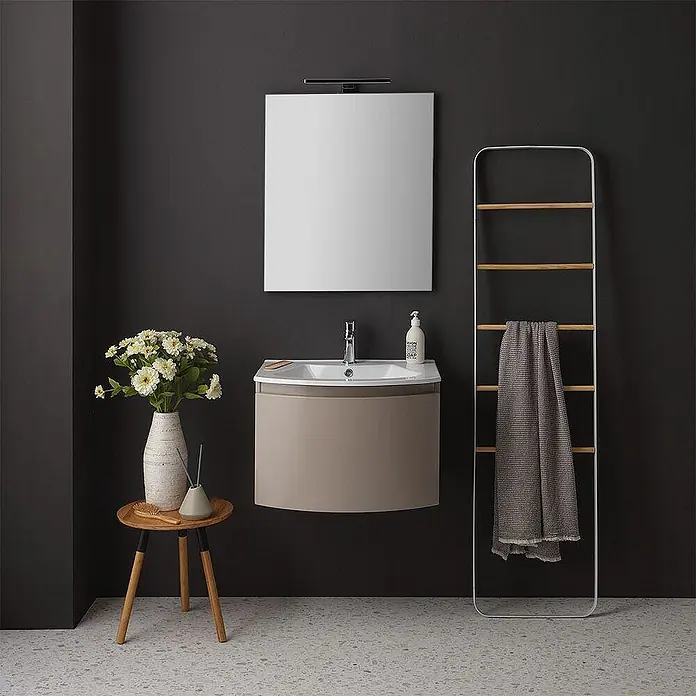 Kiamami Valentina Badmöbel-Set - Beige - Moderner Badunterschrank mit Waschbecken und Spiegel, an dunkler Wand. Beige Unterschrank, weißes Waschbecken.