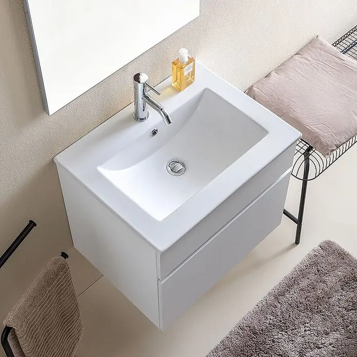 Kiamami Valentina Badmöbel-Set - Weiß - Weißer Badezimmer-Waschtisch mit integriertem Keramikwaschbecken und Chromarmatur.