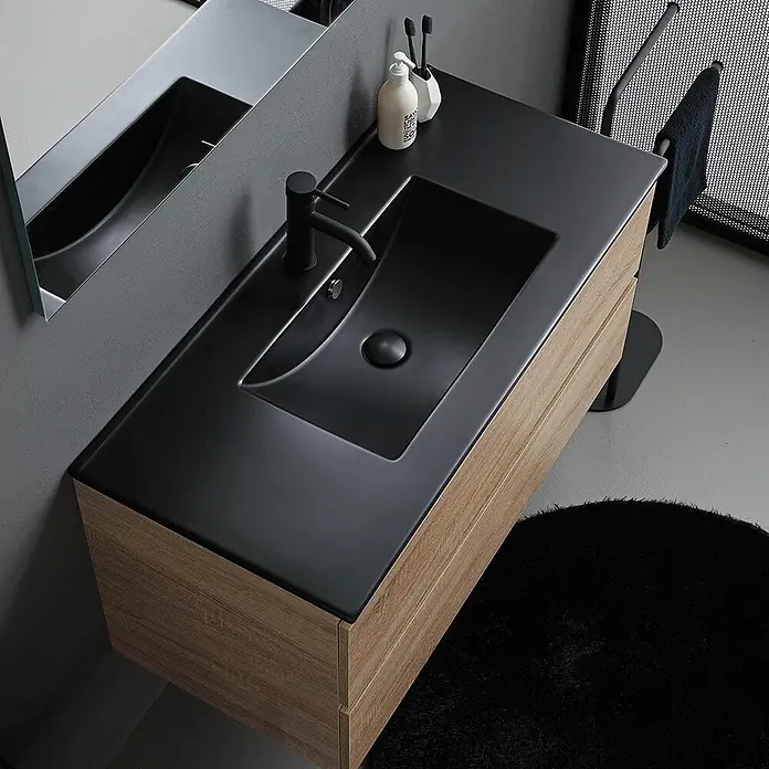 Kiamami Valentina Badmöbel-Set - Braun - Moderner Badezimmer-Waschtisch mit schwarzem Einbauwaschbecken und hellem Holzschrank.