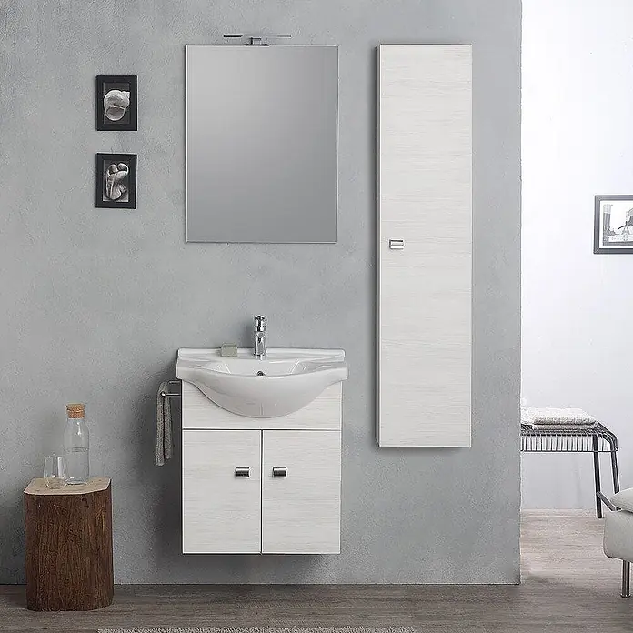 Kiamami Valentina Badmöbel-Set - Helles Holz - Helles Badezimmer-Waschtischset aus Holzmaserung mit Keramikwaschbecken, Spiegel und Hochschrank in einem modernen Bad.