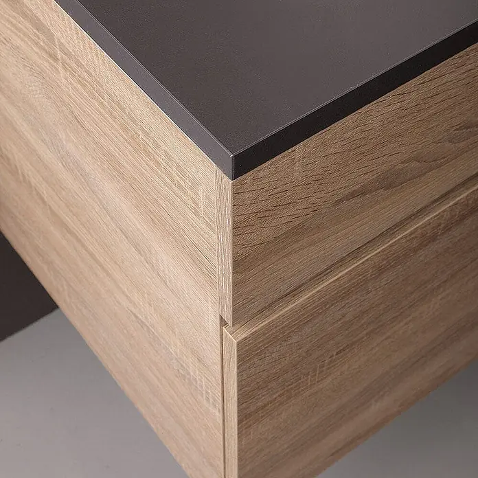 Kiamami Valentina Badmöbel-Set - Helles Holz - Hellbrauner Schrank mit Holzmaserung, dunkelgrauer Oberseite und integrierten Schubladen.