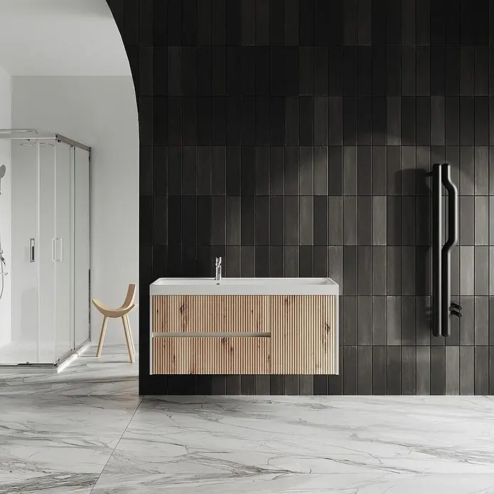 Kiamami Valentina Badmöbel-Set - Braun - Moderner Holz-Waschtisch mit gerillter Front, weißem Becken vor schwarzer Fliesenwand im Badezimmer.