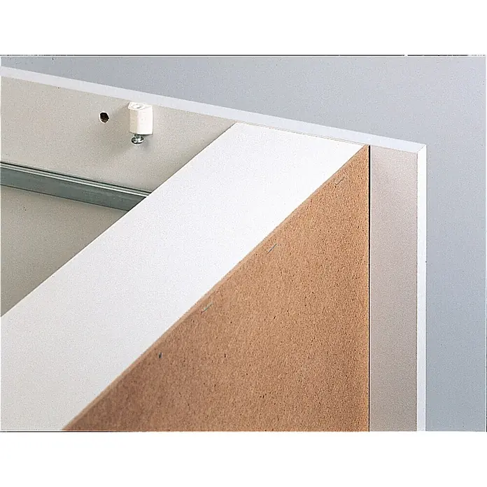 Optifit Küchenleerblock Bengt932 - Breite: 210 cm, Weiß, Ohne Elektrogeräte - Weiße Schrank-/Schubladenecke mit brauner Spanplatte, weißem Regalbodenträger und Metallschiene.