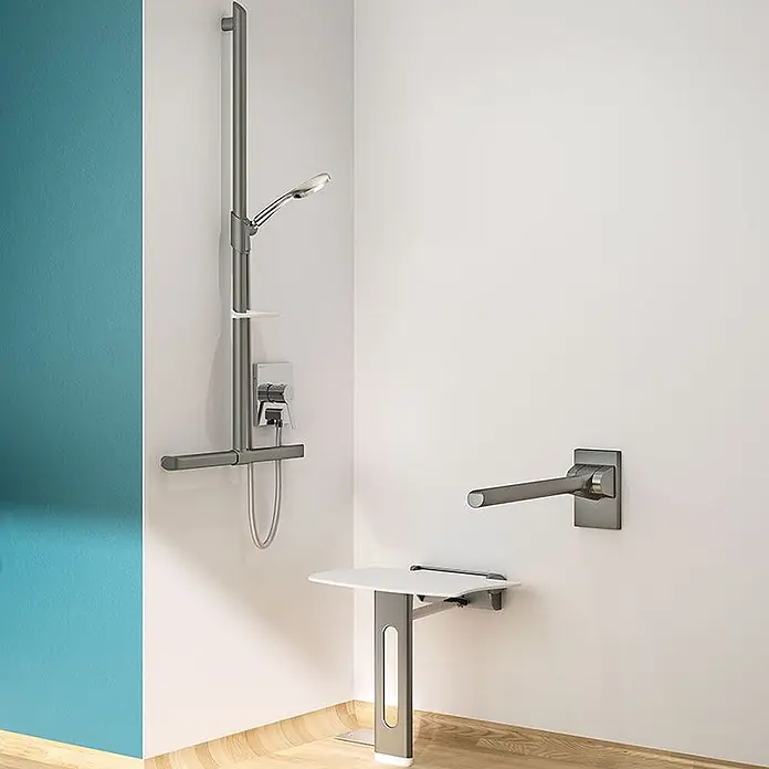 Delabie UP-Brausearmatur Delabie Brausearmatur UP dicht m. Anschlussbogen, Teil 2/2 (+254CBOX) - Messing verchromt - Anthrazitfarbene Duschhaltegriffe und ein Klappsitz für Barrierefreiheit, mit vertikaler Stange mit Duschkopf und Wandstützstange.
