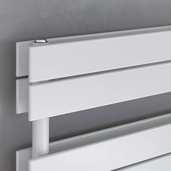 Ximax Designheizkörper P2 Duplex - B x H: 500 x 1.195 mm, Wärmeleistung bei Vorlauftemperatur von 75 °C (D: 50): 768 W - Nahaufnahme eines weißen Heizkörpers mit horizontalen, rechteckigen Heizstäben vor einer grauen Wand.