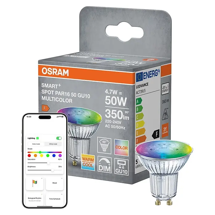 Osram Smart-LED-Lampe Spot - GU10, Dimmbar, RGBW, 350 lm, 5 W - Osram Smart+ mehrfarbige GU10-Spotlampe in Verpackung, daneben ein Smartphone mit Lichtsteuerungs-App.