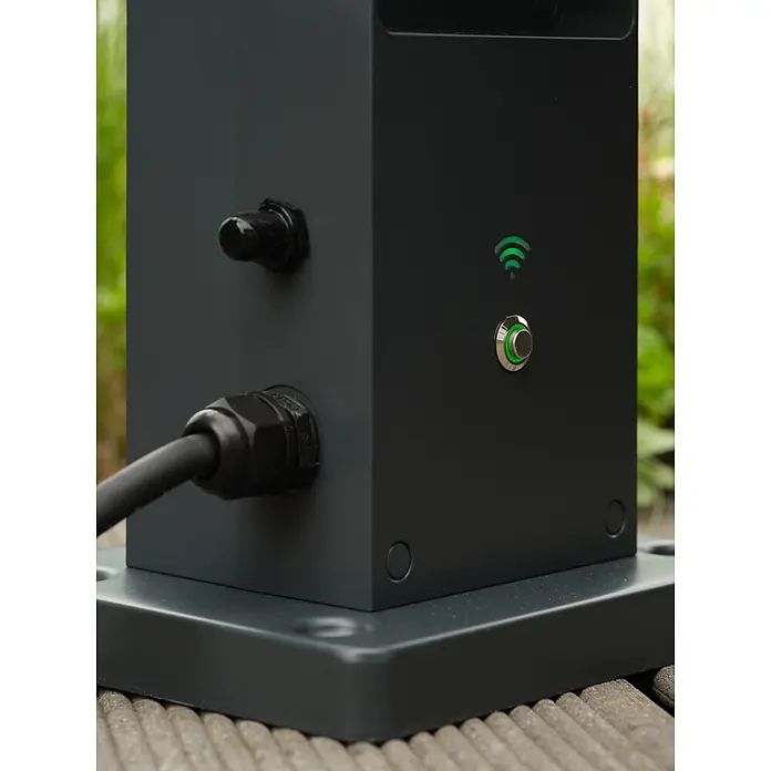 Ledvance Smart+ WiFi Energiesäule mit integriertem WLAN-Repeater und zwei smarten Steckdosen - Anthrazit - Dunkelgraues Smart-Gerät mit Kabeleingang, Schalter, leuchtendem grünem WLAN-Symbol und glühendem Druckknopf.