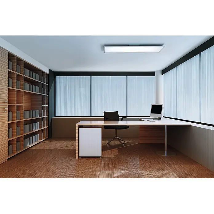 Ledvance Smart+ WiFi LED-Panel Planon Plus - 36 W, L x B x H: 120 x 30 x 5,6 cm, Weiß - Modernes Büro mit hellem Holzschreibtisch, schwarzem Ergonomiestuhl, Computer und großem Bücherregal.