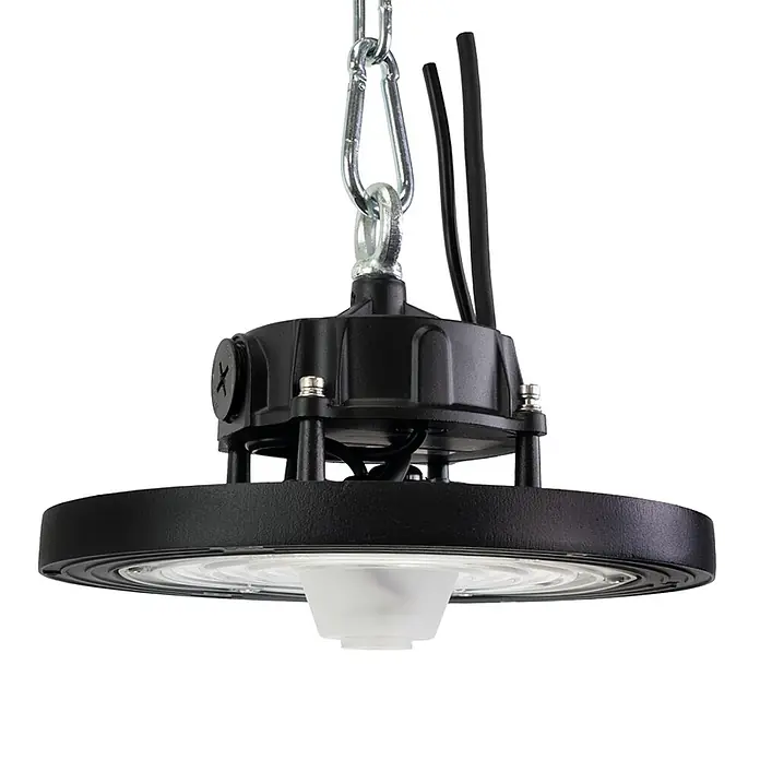 Enovalite LED-Strahler LED-Hallenstrahler - 100 W, 16.000 lm, 4.000 K, IP65 - Schwarze LED-Hallenleuchte, aufgehängt an einer Metallkette, mit mattem Diffusor und sichtbarer Verkabelung.
