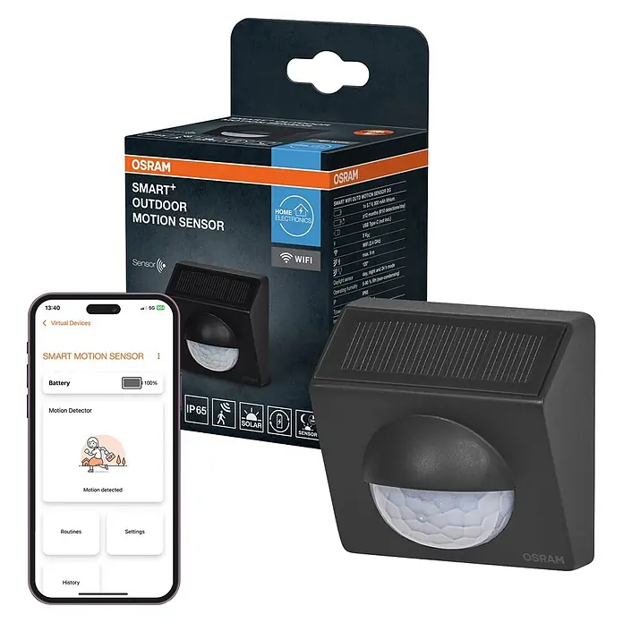 Osram Smart+ Bewegungsmelder - Anthrazit - Ein schwarzer OSRAM Smart+ Outdoor-Bewegungssensor mit Solarpanel wird zusammen mit seiner Produktverpackung und einem Smartphone mit App-Anzeige gezeigt.