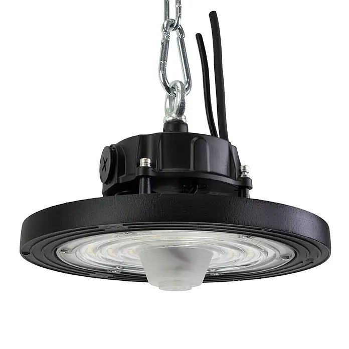 Enovalite LED-Strahler LED-Hallenstrahler - 100 W, 16.000 lm, 4.000 K, IP65 - Schwarze industrielle LED-Hallenleuchte mit klarem und mattiertem Glas, an einer Metallkette hängend, Stromkabel sichtbar.