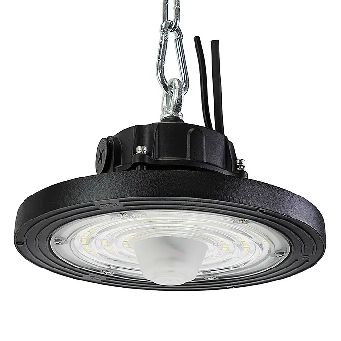Enovalite LED-Strahler LED-Hallenstrahler - 100 W, 16.000 lm, 4.000 K, IP65 - Schwarze runde LED-Hallenleuchte, an einer Kette hängend, mit klarer Linse und elektrischen Kabeln.