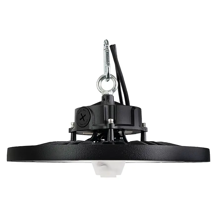 Enovalite LED-Strahler LED-Hallenstrahler - 200 W, 32.000 lm, 4.000 K, IP65 - Schwarze, scheibenförmige LED-Hallenleuchte mit Kühlrippen, aufgehängt an einer Öse und einem Metallkarabiner.