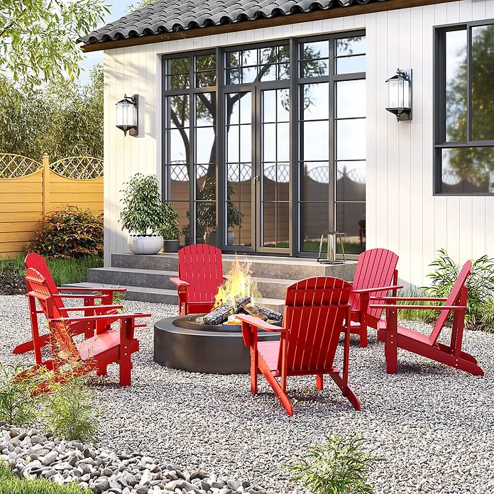 Outsunny Gartenstuhl Adirondack - 1 Stk., Tannenholz, Rot - Dunkelgraue Feuerstelle mit Flammen, umgeben von roten Adirondack-Stühlen auf einer Kiesterrasse für gesellige Abende.
