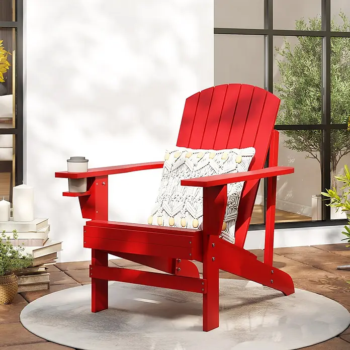 Outsunny Gartenstuhl Adirondack - 1 Stk., Tannenholz, Rot - Roter Adirondack-Stuhl mit integriertem Getränkehalter und weißem Makramee-Kissen auf einem Terrassenteppich für gemütliches Sitzen im Freien.