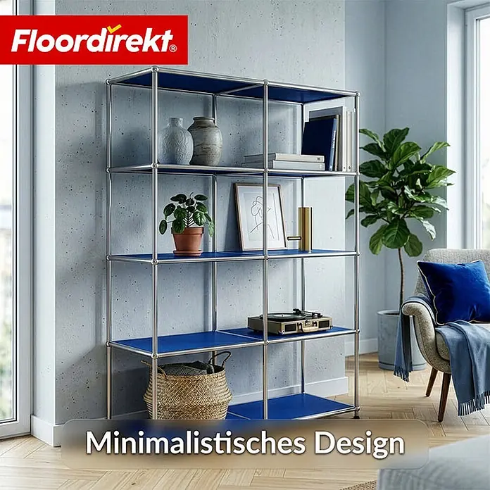 Floordirekt Metallregal Concept Epure MK-015 Blau - H x B x T: 118 x 78 x 40 cm, Anzahl Böden: 5 Stk., Schrauben, Blau - Modulares Metallregal mit blauen Böden, das Deko und Bücher in einem modernen Wohnzimmer präsentiert.