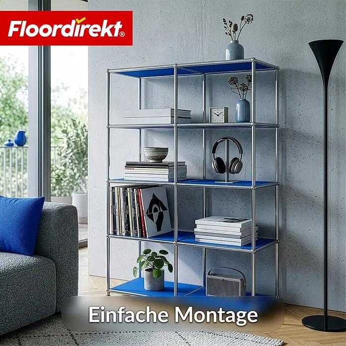 Floordirekt Metallregal Concept Epure MK-015 Blau - H x B x T: 118 x 78 x 40 cm, Anzahl Böden: 5 Stk., Schrauben, Blau - Modulares Regal mit blauen Einlegeböden und silbernem Rahmen, mit Büchern und Dekoration in einem modernen Wohnzimmer.