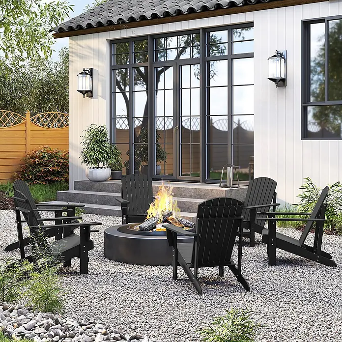 Outsunny Gartenstuhl Adirondack - Tannenholz, Schwarz, B x T x H: 95 x 95 x 93 cm - Schwarze Feuerstelle mit fünf schwarzen Adirondack-Stühlen auf einer Kiesterrasse.