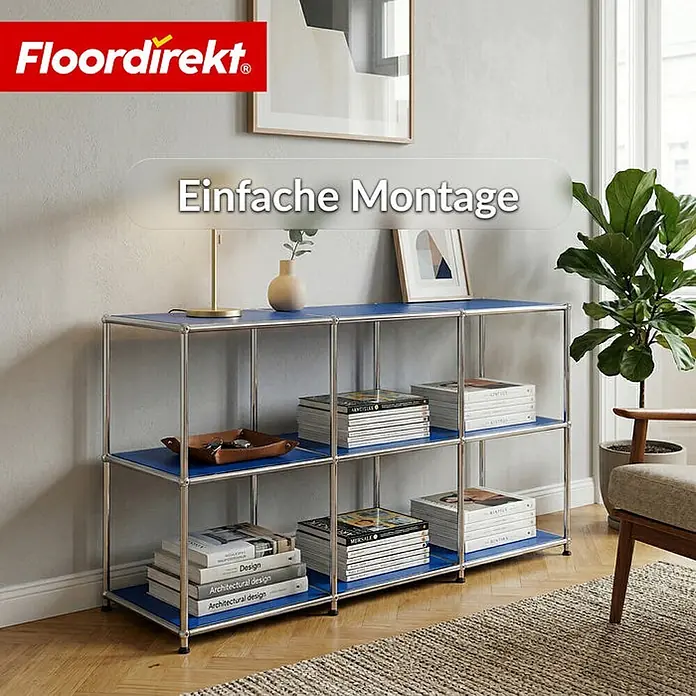 Floordirekt Metallregal Concept Epure MK-018 Blau - H x B x T: 82 x 116 x 40 cm, Anzahl Böden: 3 Stk., Schrauben, Blau - Langes, niedriges Modulregal mit silbernem Metallrahmen und blauen Ablagen, gefüllt mit Büchern und Deko in einem Wohnzimmer.