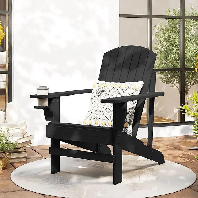 Outsunny Gartenstuhl Adirondack - Tannenholz, Schwarz, B x T x H: 95 x 95 x 93 cm - Ein schwarzer Adirondack-Gartenstuhl mit integriertem Getränkehalter und einem dekorativen Makramee-Kissen.
