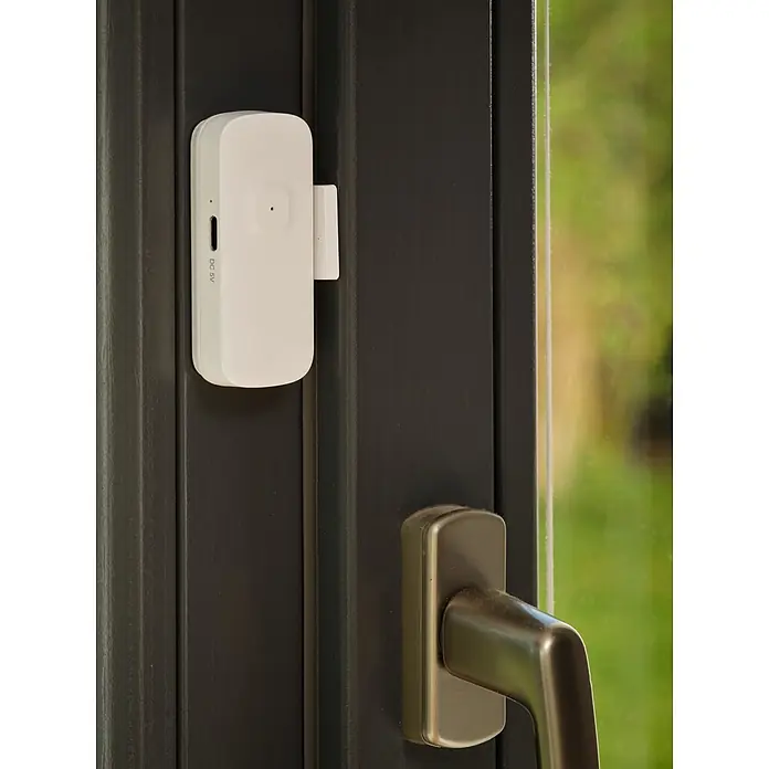 Ledvance Smart+ WiFi Funk-Fensterkontakt - Weiß, 3,1 x 2,4 x 7,2 cm - Weißer Smart-Sensor an einem dunklen Tür-/Fensterrahmen mit Metallgriff, zur Sicherheit.