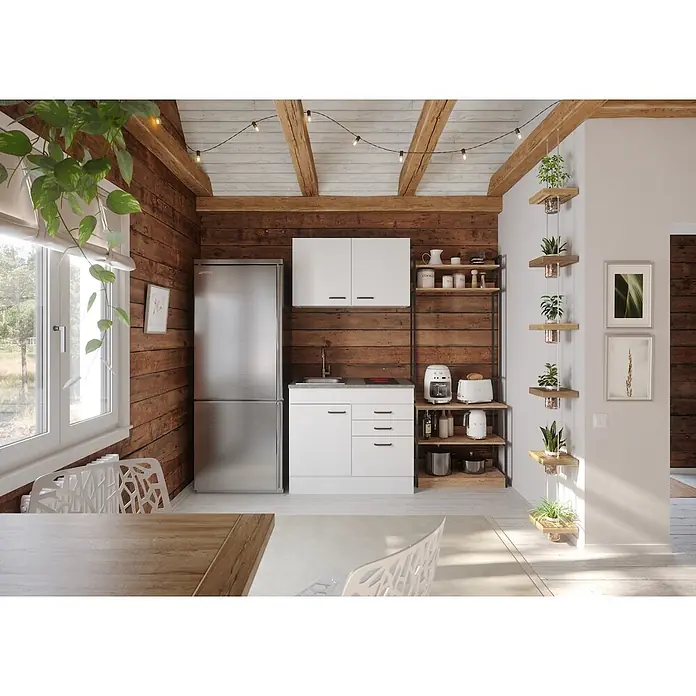 Optifit Optimulti Miniküche Bonn214 - Breite: 100 cm, Weiß, Mit 2-Platten-Glaskeramikkochfeld - Rustikale Küche und Essbereich mit moderner weißer Küchenzeile, Edelstahlkühlschrank und Holzregalen, ergänzt durch Lichterketten und Zimmerpflanzen.