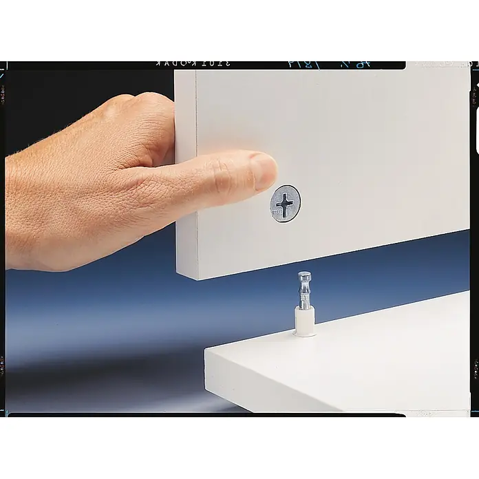 Optifit Küchenleerblock Oslo214 - Breite: 270 cm, Weiß, Ohne Elektrogeräte - Hand montiert weiße Möbelplatte mit sichtbarem silbernem Exzenterverschluss und einem Exzenterverbinder.