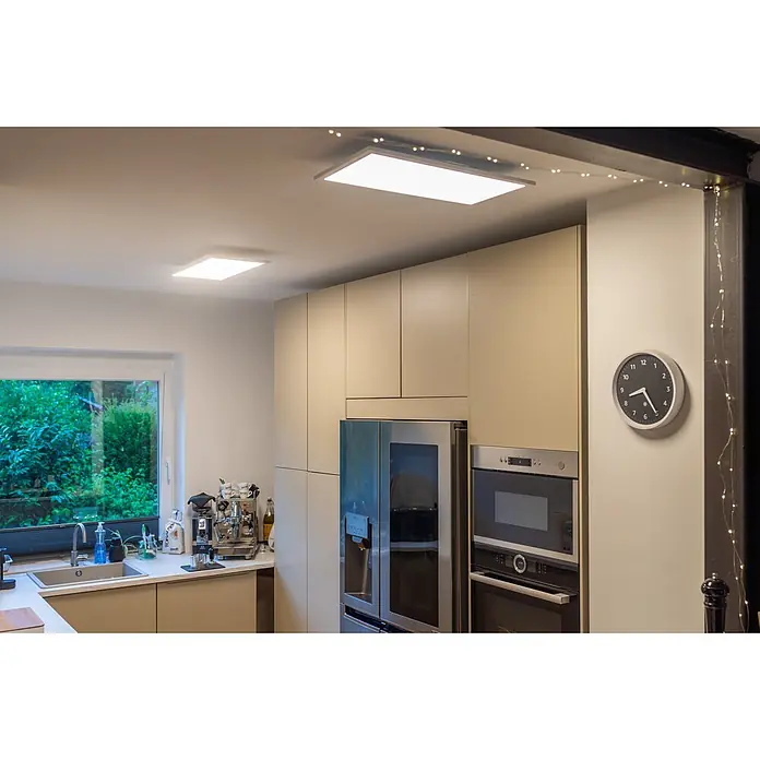Ledvance Smart+ WiFi LED-Panel Planon Plus - 36 W, L x B x H: 120 x 30 x 5,6 cm, Weiß - Zwei weiße rechteckige LED-Deckenpaneele beleuchten eine moderne Küche.