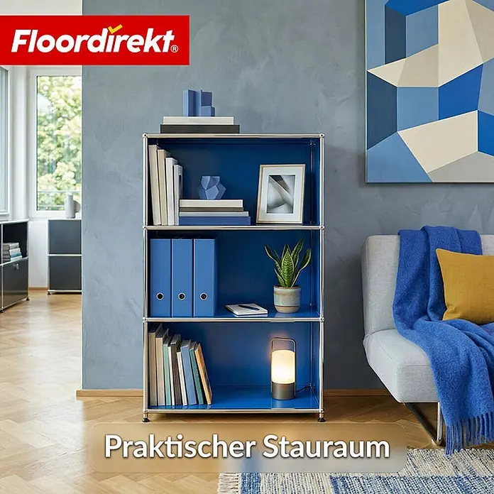 Floordirekt Metallregal Concept Epure MK-101 Blau - H x B x T: 120 x 75 x 40 cm, Anzahl Böden: 4 Stk., Schrauben, Blau - Ein dreistöckiges blaues Modulregal mit Chromrahmen, gefüllt mit Büchern, Akten und Dekorationen, in einem modernen Raum.