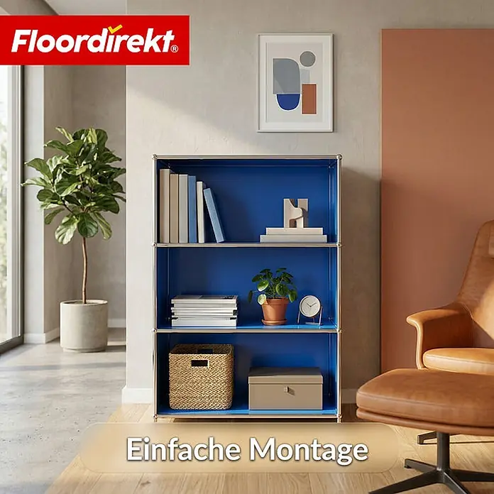 Floordirekt Metallregal Concept Epure MK-101 Blau - H x B x T: 120 x 75 x 40 cm, Anzahl Böden: 4 Stk., Schrauben, Blau - Ein blaues und silbernes modulares Regal mit drei Ebenen, bestückt mit Büchern und Dekoration, steht in einem modernen Wohnzimmer.