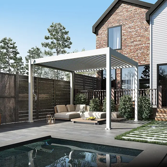 Weide Pergola Classic 3 x 3,6 M Weiß - Farbe Gestell: Weiß, Aluminium - Weiße Metallpergola über einer eleganten Sitzgruppe im Freien, perfekt für moderne Gärten.