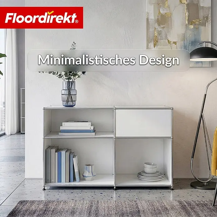 Floordirekt Metallregal Concept Epure MK-030 Weiß - Anzahl Böden: 3 Stk., Schrauben, Weiß - Weißes modulares Regal mit silbernen Rahmen, das Bücher, eine Vase und Geschirr in einem Wohnzimmer aufbewahrt. Mit offenen Fächern und einer geschlossenen Tür.