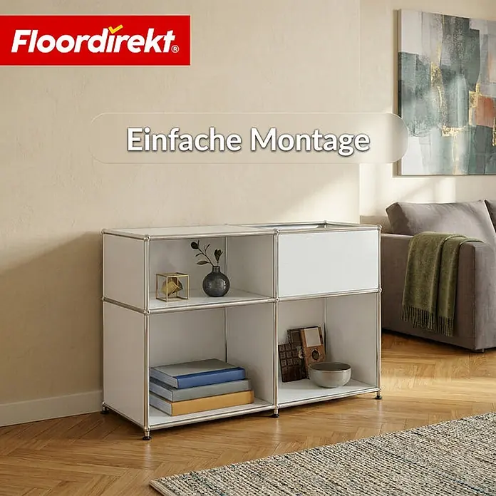Floordirekt Metallregal Concept Epure MK-030 Weiß - Anzahl Böden: 3 Stk., Schrauben, Weiß - Weißes modulares Regal mit silbernen Rahmen, gefüllt mit Büchern und Deko im Wohnzimmer. Ein Fach hat eine weiße Schubladenfront.