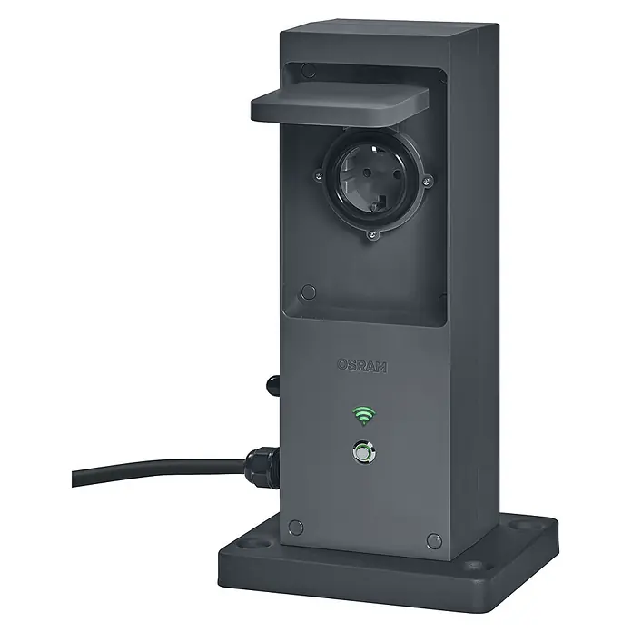 Ledvance Smart+ WiFi Energiesäule mit integriertem WLAN-Repeater und zwei smarten Steckdosen - Anthrazit - Dunkelgraue OSRAM Außensteckdosen-Säule mit aufklappbarer Abdeckung, leuchtender grüner WLAN-Anzeige und Ein-/Ausschalter, inklusive einer Standardsteckdose.