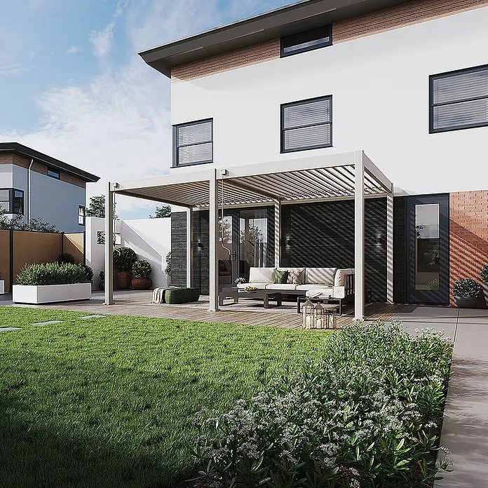 Weide Pergola Classic 3 x 5,3 M Ivory Sand - Farbe Gestell: Sand, Aluminium - Moderne, hellfarbene Lamellen-Pergola spendet Schatten über einer Outdoor-Sitzgruppe auf einer Holzterrasse am modernen Haus.