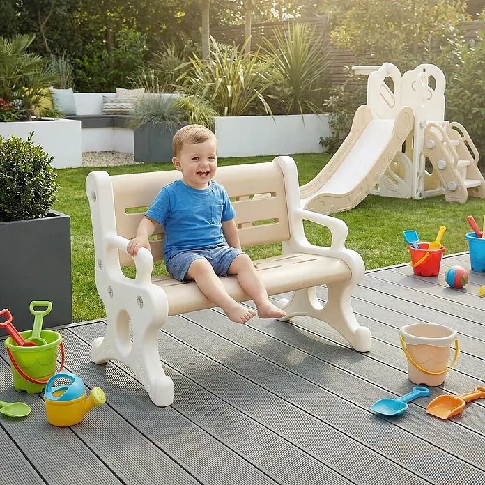 ECD Germany Kinder-Gartenstuhl - 1 Stk., HDPE, Kunststoff, Braun, Weiß - Beige Kunststoff-Kinderbank mit lachendem Kind darauf, in einem Gartenspielbereich verwendet.