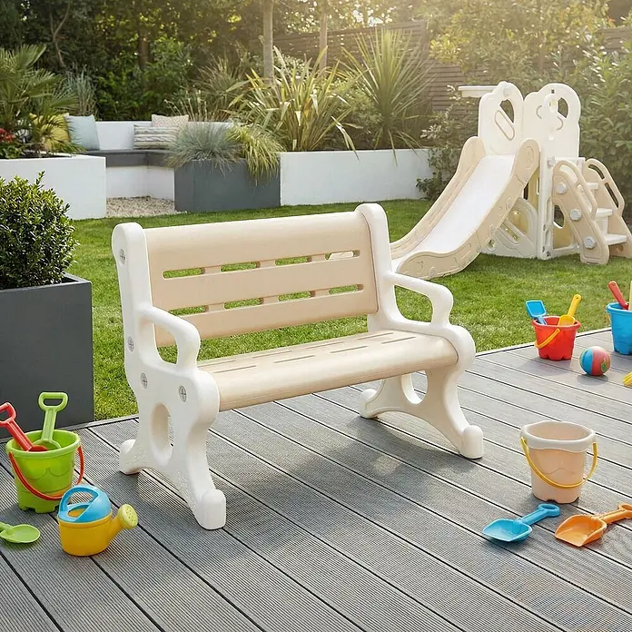 ECD Germany Kinder-Gartenstuhl - 1 Stk., HDPE, Kunststoff, Braun, Weiß - Beige-weiße Kunststoff-Kindergartenbank auf Holzterrasse mit Spielzeug im sonnigen Garten.