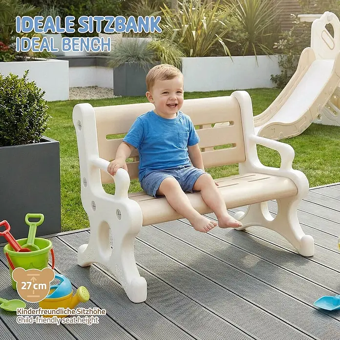 ECD Germany Kinder-Gartenstuhl - 1 Stk., HDPE, Kunststoff, Braun, Weiß - Ein glückliches Kind sitzt auf einer beigen Kinderbank aus Kunststoff mit einer kindgerechten Sitzhöhe von 27 cm im Garten.