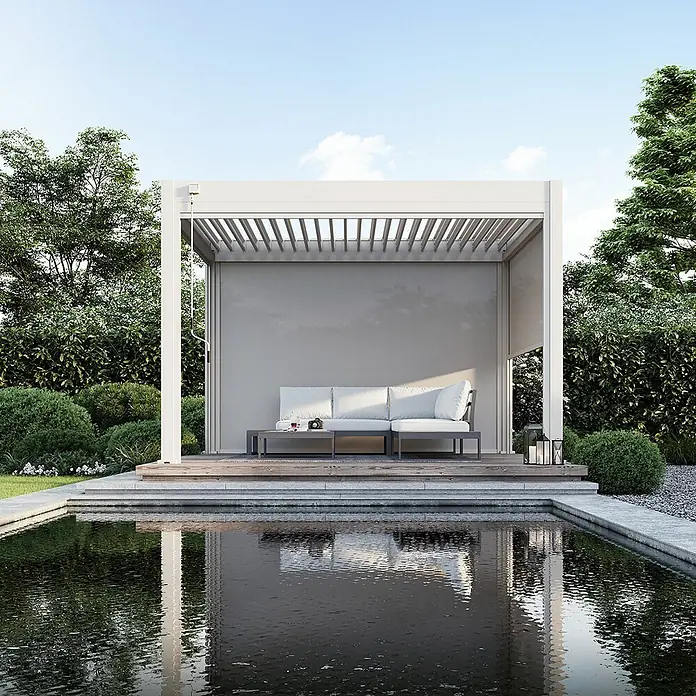 Weide Pergola Sonnenrollo Seitenwand für Weide Pergola einstellbar Sand 2,65 Meter - B x T: 234 x 6 cm, Metall - Weiße Lamellenpergola mit integrierter grauer Rückwand und Sofa, schafft einen modernen Wohnbereich am Teich.