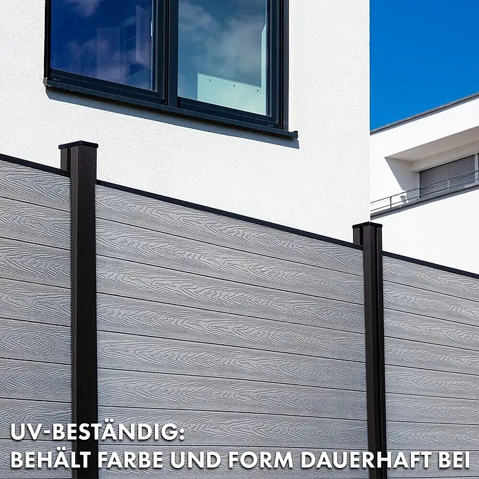 Floordirekt Sichtschutzelement Kronos - B x H: 180 x 180 cm, Verbundwerkstoff, Ash Grey - Grauer Sichtschutzzaun mit Holzstruktur und schwarzen Pfosten vor einem modernen Haus. UV-beständig, behält Farbe und Form.