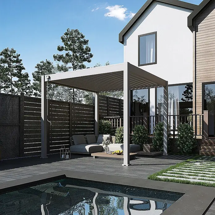 Weide Pergola Classic 3 x 3 M Ivory Sand - Farbe Gestell: Sand, Aluminium - Weiße Metallpergola spendet Schatten über einem Sitzbereich im Freien neben einem modernen Haus und Pool.