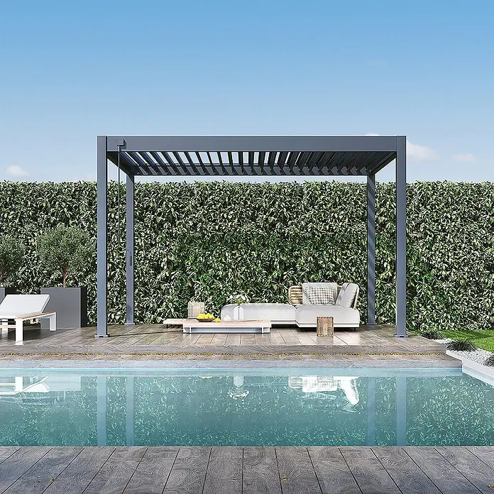 Weide Pergola Classic 3 x 4 M Anthrazit - Farbe Gestell: Anthrazit, Aluminium - Dunkelgraue Aluminium-Pergola mit verstellbaren Lamellen spendet Schatten über einem Outdoor-Loungebereich am Pool.