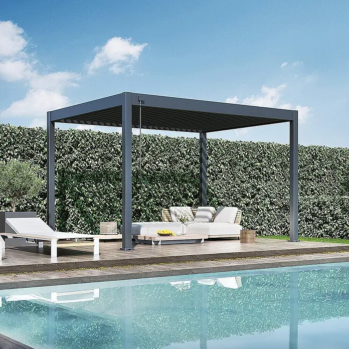 Weide Pergola Classic 3 x 4 M Anthrazit - Farbe Gestell: Anthrazit, Aluminium - Dunkelgraue Lamellenpergola spendet Schatten über einem modernen Pool-Loungebereich.