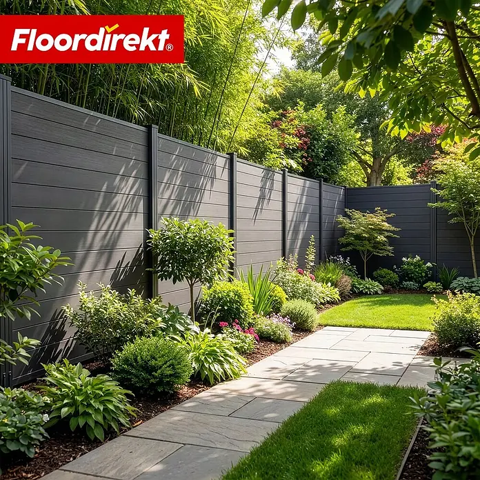Floordirekt Sichtschutzelement Ponza - B x H: 180 x 180 cm, Verbundwerkstoff, Schwarz - Dunkelgraue WPC-Gartenzaunpaneele in einem Garten, die Privatsphäre und Struktur bieten.