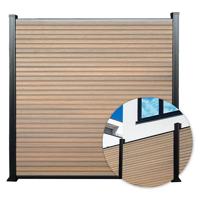 Floordirekt Sichtschutzelement Kronos - B x H: 180 x 180 cm, Verbundwerkstoff, Teak - Sichtschutzzaun aus hellem Holz mit schwarzen Metallpfosten. Detail zeigt Installation im Außenbereich.