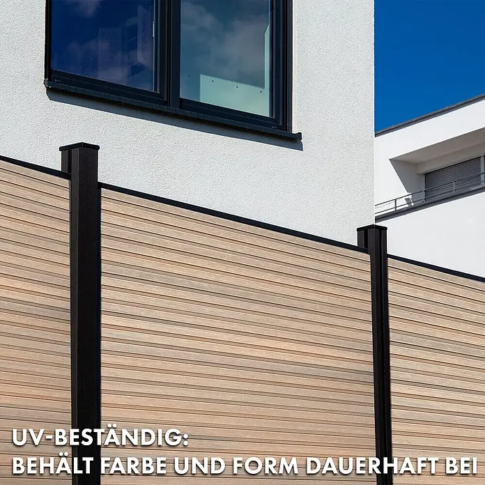 Floordirekt Sichtschutzelement Kronos - B x H: 180 x 180 cm, Verbundwerkstoff, Teak - UV-beständiger Sichtschutzzaun mit hellbraunen Holzlatten und schwarzen Pfosten, im Freien installiert.