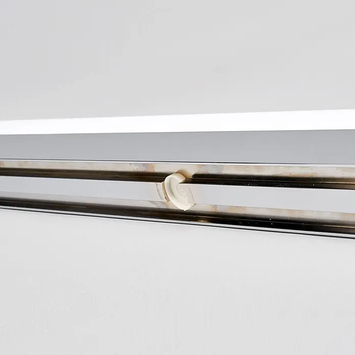 Lindby Wandleuchte Philippa - chrom / silber - Verchromtes Metallprofil mit cremefarbenem Kunststoffeinsatz.